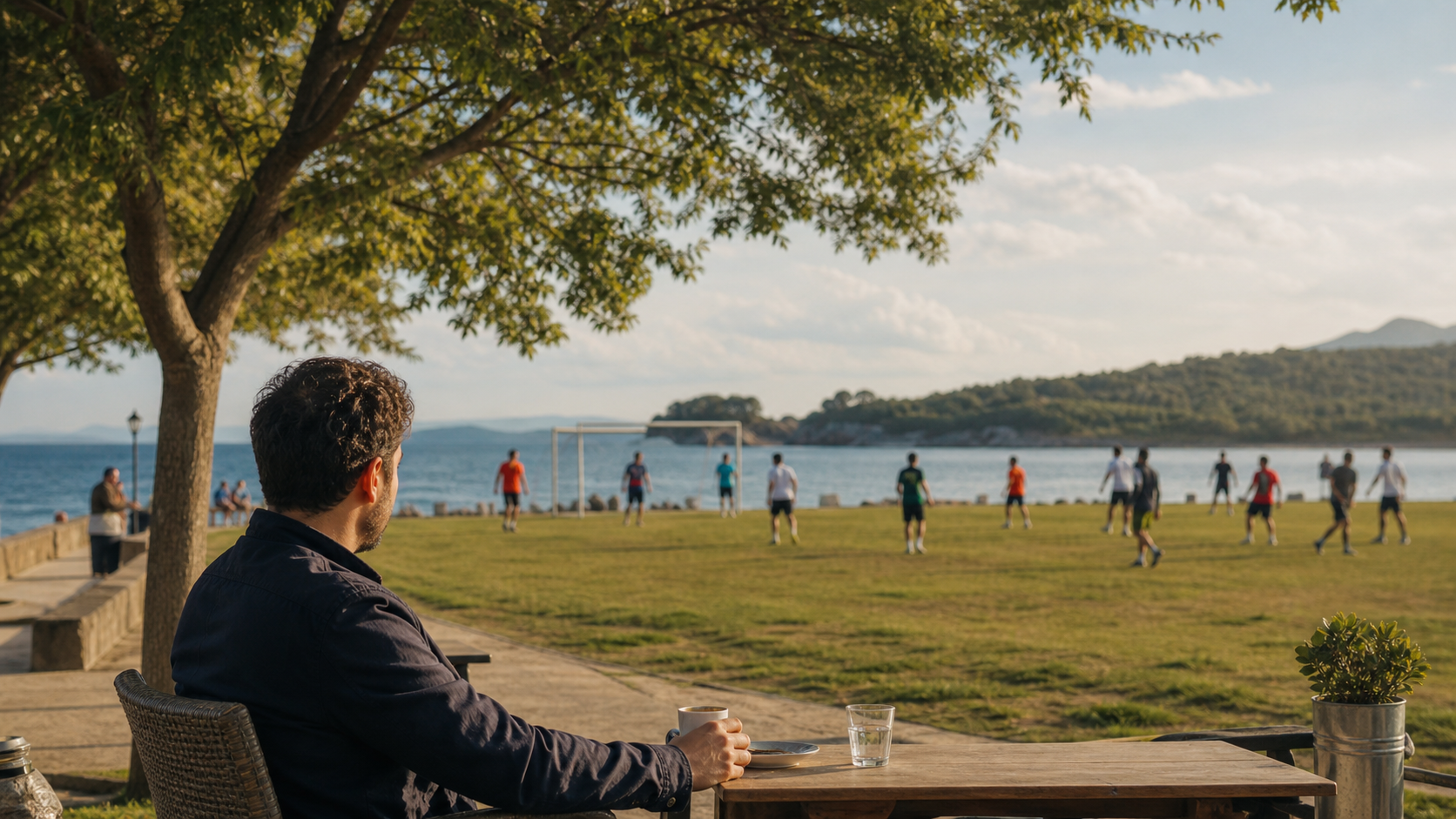 Açık havada futbol maçı izleyen dinlenmiş kişi