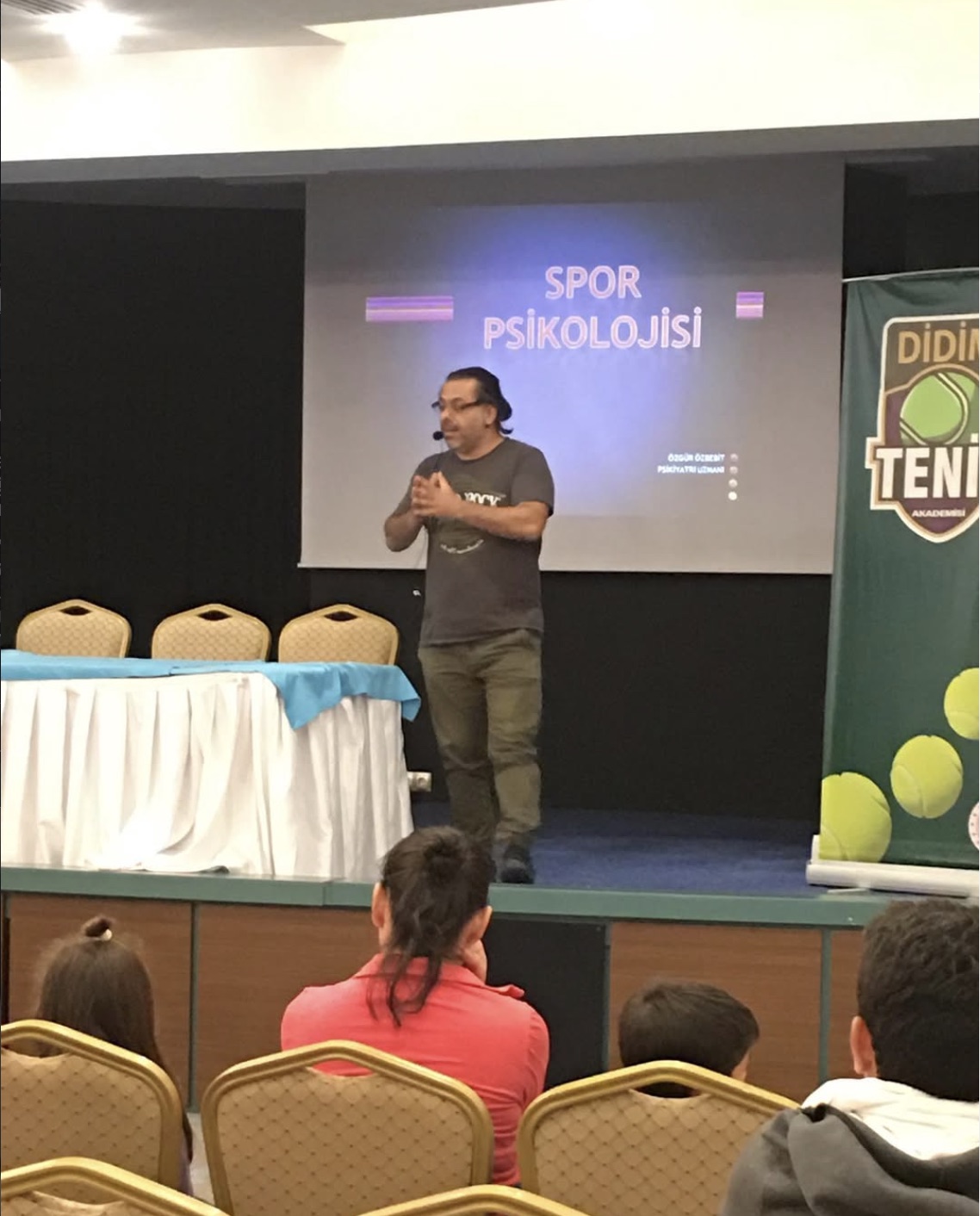 Uzm. Dr. Özgür Özbebit tenis kulübü etkinliğinde genç sporculara spor psikolojisi eğitimi verirken